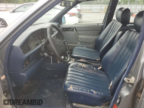 1991 Mercedes-Benz 190 z VIN WDBDA29D3MF767780, wystawiony jako Copart lot #57215785 z przebiegiem 200 216 mil mil oraz Tytuł czysty. Historia ofert i sprzedaży dostępna na DreamBid. Obrazek 7.