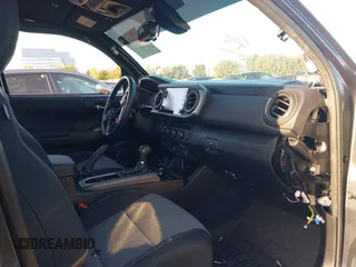 2022 Toyota Tacoma SR z VIN 3TMCZ5AN1NM531884, wystawiony jako IAAI lot #42257444 z przebiegiem Nie podano mil oraz . Historia ofert i sprzedaży dostępna na DreamBid. Obrazek 5.