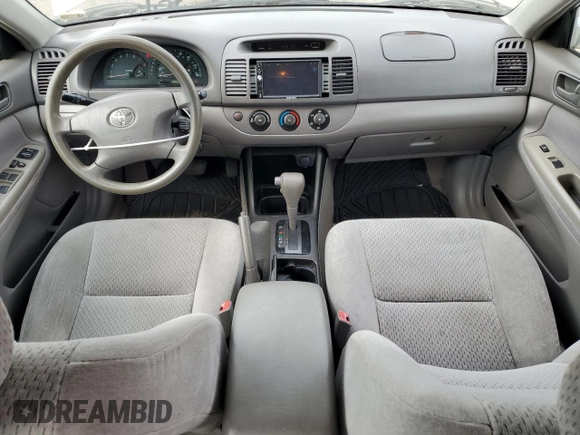 2004 Toyota Camry LE z VIN 4T1BE32K14U844858, wystawiony jako Copart lot #57564715 z przebiegiem 242 775 mil mil oraz Czysty tytuł • Clean title. Historia ofert i sprzedaży dostępna na DreamBid. Obrazek 8.