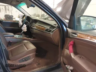 2008 BMW X5 3.0si z VIN 5UXFE43528L000990, wystawiony jako IAAI lot #41904741 z przebiegiem Nie podano mil oraz . Historia ofert i sprzedaży dostępna na DreamBid. Obrazek 5.