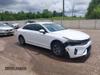 2023 Kia K5 LXS z VIN 5XXG14J2XPG210651, wystawiony jako IAAI lot #42243437 z przebiegiem 37 367 mil mil oraz . Historia ofert i sprzedaży dostępna na DreamBid. Obrazek 1.