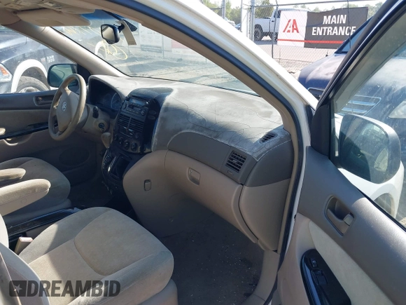 2004 Toyota Sienna CE with VIN 5TDZA23C44S007106, listed as a IAAI auction lot 42077667 with 201,895 mi miles. Bid and sale history available at carsss.com. Image 5.