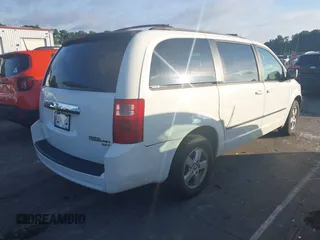 2010 Dodge Grand Caravan SXT z VIN 2D4RN5D10AR200217, wystawiony jako IAAI lot #42540925 z przebiegiem 239 247 mil mil oraz . Historia ofert i sprzedaży dostępna na DreamBid. Obrazek 4.