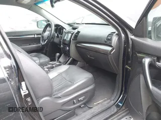 2013 Kia Sorento EX z VIN 5XYKU4A69DG365736, wystawiony jako IAAI lot #42127780 z przebiegiem 184 410 mil mil oraz . Historia ofert i sprzedaży dostępna na DreamBid. Obrazek 5.