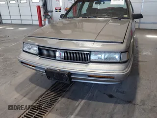 1996 Oldsmobile Cutlass Ciera 1SA VX5 z VIN 1G3AJ55M7T6328219, wystawiony jako IAAI lot #41663474 z przebiegiem 124 853 mil mil oraz . Historia ofert i sprzedaży dostępna na DreamBid. Obrazek 6.