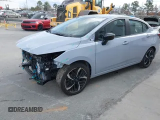 2024 Nissan Versa SR z VIN 3N1CN8FV8RL858769, wystawiony jako IAAI lot #41373294 z przebiegiem 14 128 mil mil oraz . Historia ofert i sprzedaży dostępna na DreamBid. Obrazek 2.