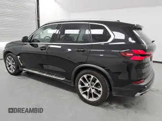 2024 BMW X5 xDrive40i z VIN 5UX23EU04R9T53436, wystawiony jako Copart lot #49401355 z przebiegiem 31 358 mil mil oraz Tytuł czysty. Historia ofert i sprzedaży dostępna na DreamBid. Obrazek 2.