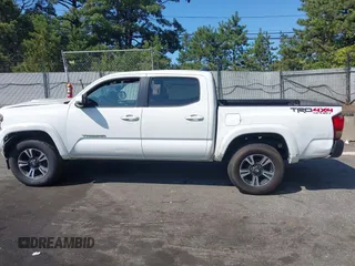 2017 Toyota Tacoma SR5 z VIN 3TMCZ5AN7HM065835, wystawiony jako IAAI lot #40250247 z przebiegiem 221 022 mil mil oraz . Historia ofert i sprzedaży dostępna na DreamBid. Obrazek 14.