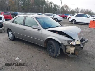 1998 Toyota Camry LE z VIN 4T1BG22KXWU330806, wystawiony jako IAAI lot #41101314 z przebiegiem 234 660 mil mil oraz . Historia ofert i sprzedaży dostępna na DreamBid. Obrazek 1.