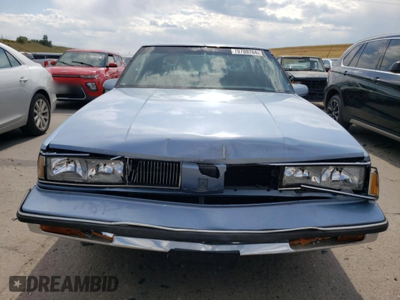 1989 Oldsmobile Delta z VIN 1G3HN54C8KH301125, wystawiony jako Copart lot #70709764 z przebiegiem 87 068 mil mil oraz Tytuł czysty. Historia ofert i sprzedaży dostępna na DreamBid. Obrazek 5.