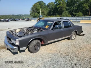 1987 Chevrolet Caprice z VIN 1G1BN51Z4HA101321, wystawiony jako Copart lot #68798424 z przebiegiem 89 528 mil mil oraz Szkoda całkowita • Salvage title. Historia ofert i sprzedaży dostępna na DreamBid. Obrazek 1.