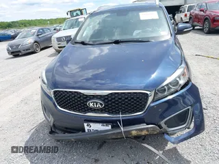2017 Kia Sorento LX z VIN 5XYPG4A35HG214790, wystawiony jako IAAI lot #42202652 z przebiegiem 89 655 mil mil oraz . Historia ofert i sprzedaży dostępna na DreamBid. Obrazek 13.