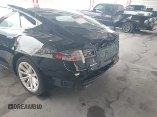 2017 Tesla Model S 60 z VIN 5YJSA1E17HF179051, wystawiony jako IAAI lot #42430013 z przebiegiem 201 174 mil mil oraz . Historia ofert i sprzedaży dostępna na DreamBid. Obrazek 21.