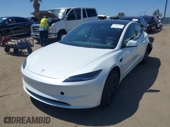 2025 Tesla Model 3 Long Range z VIN 5YJ3E1EAXSF885110, wystawiony jako IAAI lot #42400734 z przebiegiem 4 276 mil mil oraz . Historia ofert i sprzedaży dostępna na DreamBid. Obrazek 2.