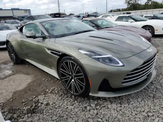2025 Aston Martin DB12 z VIN SCFRMFFW4SGL15065, wystawiony jako Copart lot #74953394 z przebiegiem Nie podano mil oraz Nie do naprawy. Historia ofert i sprzedaży dostępna na DreamBid. Obrazek 4.