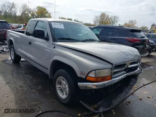 1998 Dodge Dakota SLT with VIN 1B7GL22Y5WS736756, listed as a IAAI auction lot 40687209 with 141,560 mi miles. Bid and sale history available at carsss.com. Image 1.
