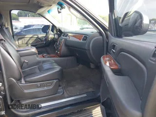 2008 Chevrolet Suburban LTZ z VIN 1GNFK16378R122767, wystawiony jako IAAI lot #42689521 z przebiegiem 284 712 mil mil oraz . Historia ofert i sprzedaży dostępna na DreamBid. Obrazek 5.