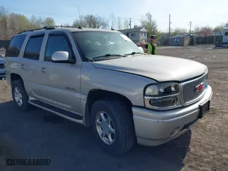 2004 GMC Yukon Denali with VIN 1GKEK63U84J181533, listed as a IAAI auction lot 42098120 with 195,664 mi miles. Bid and sale history available at carsss.com. Image 1.