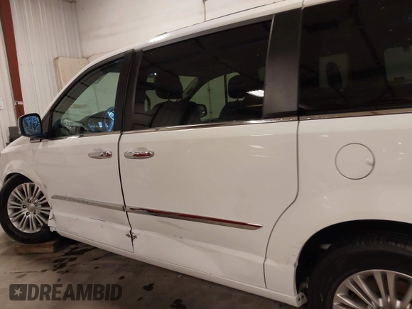 2016 Chrysler Town & Country Touring-L with VIN 2C4RC1CG3GR284527, listed as a IAAI auction lot 41898213 with 198,148 mi miles. Bid and sale history available at carsss.com. Image 15.