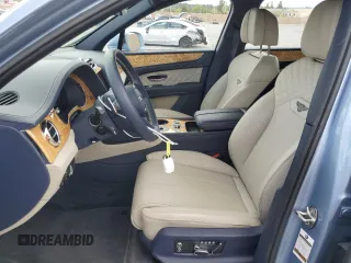 2022 Bentley Bentayga V8 z VIN SJAAM2ZV9NC016403, wystawiony jako Copart lot #51584975 z przebiegiem 4 462 mil mil oraz Szkoda całkowita • Salvage title. Historia ofert i sprzedaży dostępna na DreamBid. Obrazek 7.