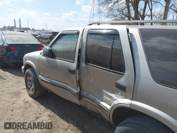 2004 Chevrolet Blazer LS z VIN 1GNDT13X04K164924, wystawiony jako IAAI lot #41803471 z przebiegiem 166 708 mil mil oraz . Historia ofert i sprzedaży dostępna na DreamBid. Obrazek 6.