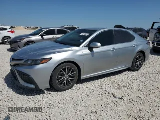 2022 Toyota Camry SE z VIN 4T1G11AK7NU695218, wystawiony jako Copart lot #50276535 z przebiegiem 64 539 mil mil oraz Czysty tytuł • Clean title. Historia ofert i sprzedaży dostępna na DreamBid. Obrazek 1.