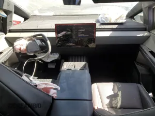 2024 Tesla Cybertruck Cyberbeast z VIN 7G2CEHEE0RA030822, wystawiony jako Copart lot #57177875 z przebiegiem 14 625 mil mil oraz Szkody całkowita. Historia ofert i sprzedaży dostępna na DreamBid. Obrazek 8.