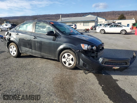 2015 Chevrolet Sonic LS z VIN 1G1JA5SG9F4128675, wystawiony jako Copart lot #88604995 z przebiegiem 124 289 mil mil oraz Szkoda całkowita • Salvage title. Historia ofert i sprzedaży dostępna na DreamBid. Obrazek 4.