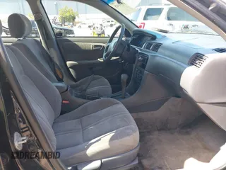 1999 Toyota Camry LE z VIN 4T1BG22K4XU574050, wystawiony jako IAAI lot #41991415 z przebiegiem 329 825 mil mil oraz . Historia ofert i sprzedaży dostępna na DreamBid. Obrazek 5.