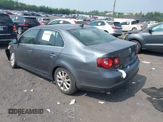 2010 Volkswagen Jetta Limited Edition z VIN 3VWRZ7AJ1AM017527, wystawiony jako IAAI lot #42434560 z przebiegiem 132 891 mil mil oraz . Historia ofert i sprzedaży dostępna na DreamBid. Obrazek 3.