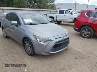 2016 Scion iA z VIN 3MYDLBZV2GY104557, wystawiony jako IAAI lot #42066386 z przebiegiem 83 811 mil mil oraz . Historia ofert i sprzedaży dostępna na DreamBid. Obrazek 1.