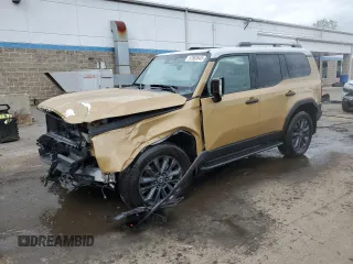 2024 Toyota Land Cruiser z VIN JTEABFAJ4RK007636, wystawiony jako Copart lot #57863645 z przebiegiem 2 951 mil mil oraz Szkoda całkowita • Salvage title. Historia ofert i sprzedaży dostępna na DreamBid. Obrazek 1.