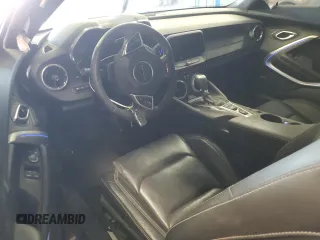 2017 Chevrolet Camaro 2LT z VIN 1G1FD1RS8H0117855, wystawiony jako Copart lot #58581245 z przebiegiem Nie podano mil oraz Szkoda całkowita • Salvage title. Historia ofert i sprzedaży dostępna na DreamBid. Obrazek 8.