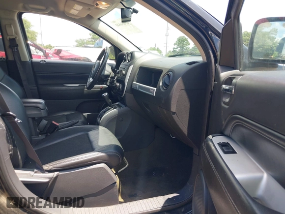 2016 Jeep Compass Latitude z VIN 1C4NJCEA8GD793945, wystawiony jako IAAI lot #42466640 z przebiegiem 110 341 mil mil oraz . Historia ofert i sprzedaży dostępna na DreamBid. Obrazek 5.
