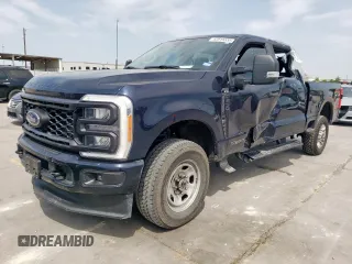 2023 Ford F-250 XL z VIN 1FT8W2BT8PED58853, wystawiony jako Copart lot #52819335 z przebiegiem 107 892 mil mil oraz Szkody całkowita. Historia ofert i sprzedaży dostępna na DreamBid. Obrazek 1.