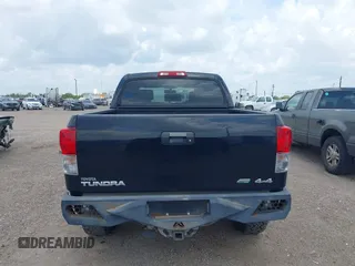 2013 Toyota Tundra z VIN 5TFDW5F13DX302067, wystawiony jako IAAI lot #42461336 z przebiegiem 124 876 mil mil oraz . Historia ofert i sprzedaży dostępna na DreamBid. Obrazek 16.
