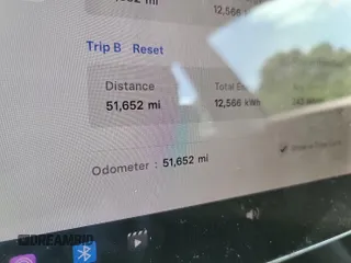 2020 Tesla Model 3 Long Range z VIN 5YJ3E1EB3LF646315, wystawiony jako IAAI lot #42398524 z przebiegiem 51 652 mil mil oraz . Historia ofert i sprzedaży dostępna na DreamBid. Obrazek 23.
