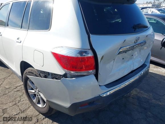 2013 Toyota Highlander with VIN 5TDZK3EH4DS110912, listed as a IAAI auction lot 41369190 with 183,753 mi miles. Bid and sale history available at carsss.com. Image 6.