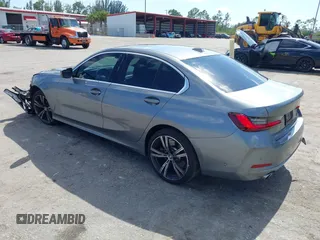 2024 BMW 3 Series 330i z VIN 3MW69FF01R8D92710, wystawiony jako IAAI lot #42320019 z przebiegiem 18 196 mil mil oraz . Historia ofert i sprzedaży dostępna na DreamBid. Obrazek 3.