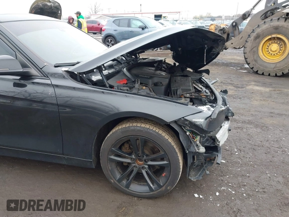 2015 BMW 3 Series 328i xDrive z VIN WBA3B5C55FF959652, wystawiony jako IAAI lot #41545937 z przebiegiem 101 637 mil mil oraz . Historia ofert i sprzedaży dostępna na DreamBid. Obrazek 20.