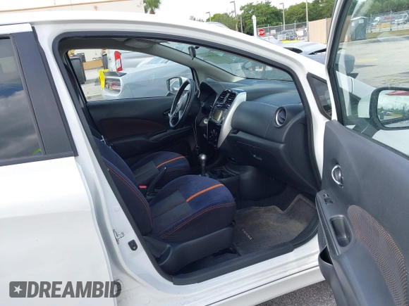 2015 Nissan Note SR z VIN 3N1CE2CP3FL399892, wystawiony jako IAAI lot #42186661 z przebiegiem 83 324 mil mil oraz . Historia ofert i sprzedaży dostępna na DreamBid. Obrazek 5.