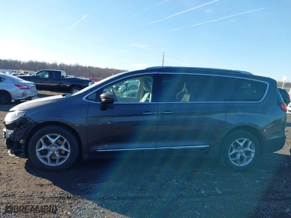 2018 Chrysler Pacifica Touring L with VIN 2C4RC1BG0JR127949, listed as a IAAI auction lot 41345859 with NaN miles. Bid and sale history available at carsss.com. Image 15.