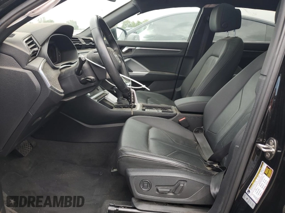 2020 Audi Q3 S line Premium z VIN WA1DECF35L1117748, wystawiony jako Copart lot #52718865 z przebiegiem 33 846 mil mil oraz Czysty tytuł • Clean title. Historia ofert i sprzedaży dostępna na DreamBid. Obrazek 7.