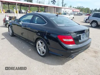 2012 Mercedes-Benz C 250 z VIN WDDGJ4HB5CF764992, wystawiony jako IAAI lot #42208031 z przebiegiem 101 533 mil mil oraz . Historia ofert i sprzedaży dostępna na DreamBid. Obrazek 3.