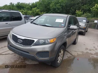 2012 Kia Sorento LX z VIN 5XYKT3A17CG295038, wystawiony jako IAAI lot #42294463 z przebiegiem 185 089 mil mil oraz . Historia ofert i sprzedaży dostępna na DreamBid. Obrazek 2.