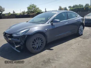 2020 Tesla Model 3 Standard Range Plus z VIN 5YJ3E1EA3LF645690, wystawiony jako Copart lot #58557865 z przebiegiem 81 546 mil mil oraz Szkoda całkowita • Salvage title. Historia ofert i sprzedaży dostępna na DreamBid. Obrazek 1.