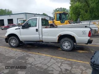 2011 Ford F-250 XL z VIN 1FTBF2B65BEA30685, wystawiony jako IAAI lot #42435253 z przebiegiem 60 603 mil mil oraz . Historia ofert i sprzedaży dostępna na DreamBid. Obrazek 14.