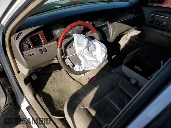 2005 Lincoln Town Car Signature Limited z VIN 1LNHM82W05Y613098, wystawiony jako Copart lot #45887385 z przebiegiem Nie podano mil oraz Szkoda całkowita • Salvage title. Historia ofert i sprzedaży dostępna na DreamBid. Obrazek 8.