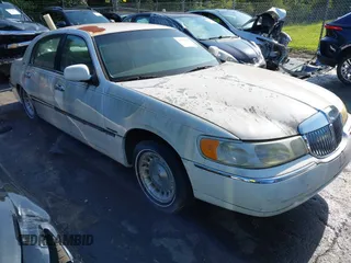 1999 Lincoln Town Car Executive с VIN 1LNHM81W3XY631826, выставлен на аукционе IAAI как лот 42738747 с пробегом 102 204 миль миль и . История ставок и продаж доступна на DreamBid. Изображение 1.