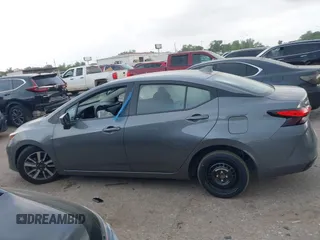 2023 Nissan Versa SV z VIN 3N1CN8EVXPL851661, wystawiony jako IAAI lot #41929200 z przebiegiem 52 370 mil mil oraz . Historia ofert i sprzedaży dostępna na DreamBid. Obrazek 13.